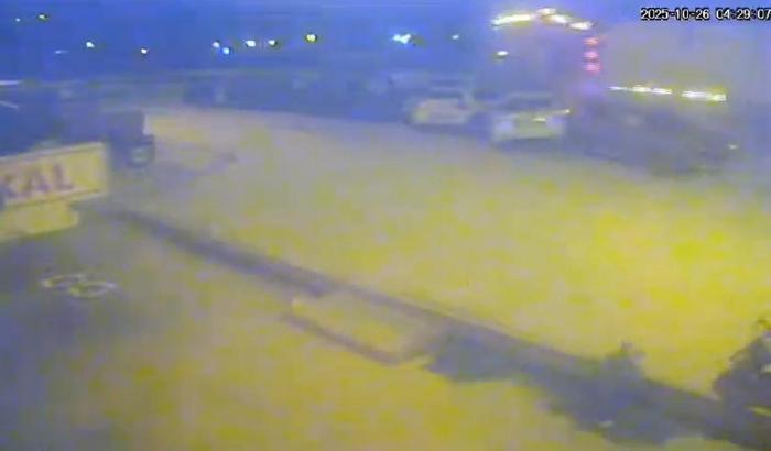 TIR, park halindeki 4 otomobil ile 4 traktöre çarptı; kaza kamerada