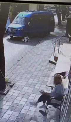 İstanbul - Maltepe’de minibüsün çarptığı yaya yaralandı; Kaza kamerada
