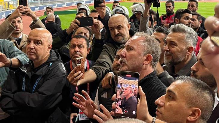 Sergen Yalçın, Kasımpaşa maçının ardından deplasman tribününe gitti