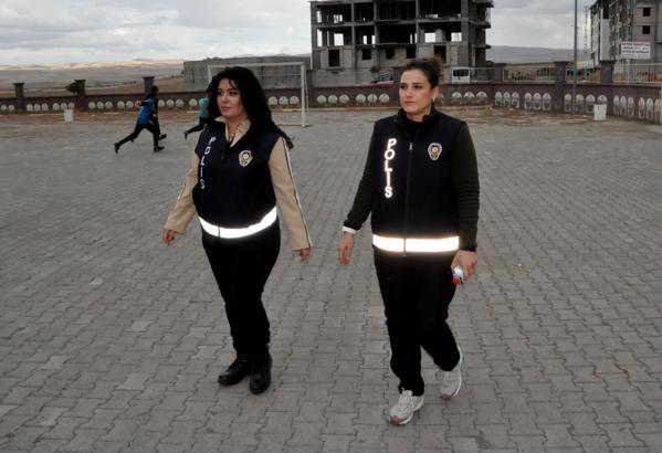 Kadın polislerden öğrencilere kişisel güvenlik ve çocuk hakları eğitimi