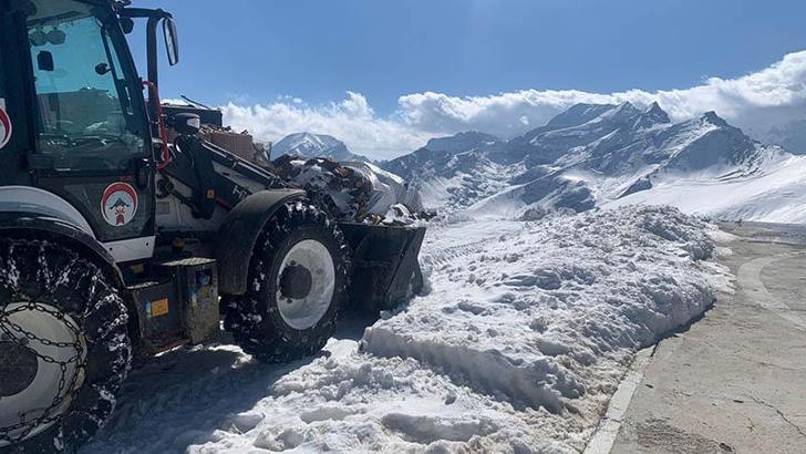Hakkari’de kardan kapanan üs bölgesinin yolu açıldı