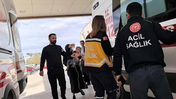 Üzerine kaynar su dolu çaydanlık devrilen 2 yaşındaki Eyüpcan yaralandı