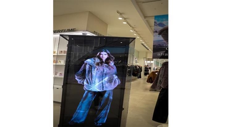 DeFacto, Afra Saraçoğlu’nun yapay zeka destekli hologramıyla müşterileriyle buluştu