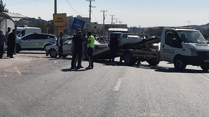 Mardin’de çarpışan otomobillerden biri durağa daldı: 4 yaralı