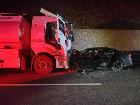 Van'da yakıt tankeri ile otomobil çarpıştı: 2 ölü, 4 yaralı / Ek fotoğraflar