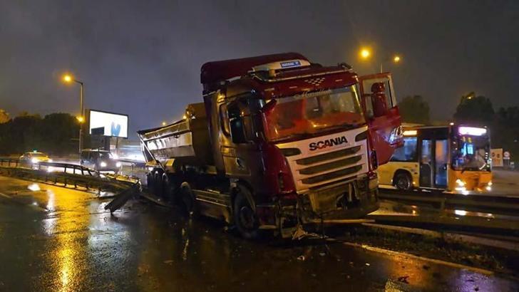 Ataşehir'de ıslak yolda kayan hafriyat kamyonu yan yola girdi
