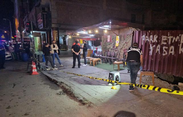 Çay ocağına bir ayda ikinci silahlı saldırı; kurşunlar polis aracına isabet etti