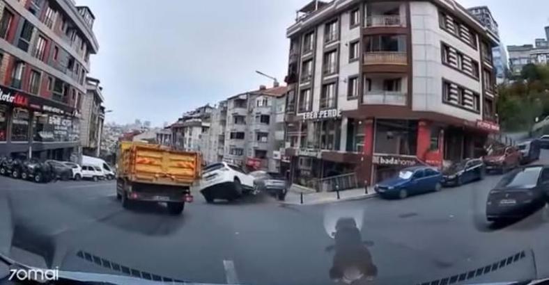 İstanbul - Eyüpsultan'da otomobil 'U' dönüşü sırasında kamyonetle çarpıştı; kaza anı kamerada
