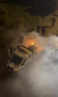 İstanbul- Kartal'da seyyar satıcı zabıta aracını ateşe verdi