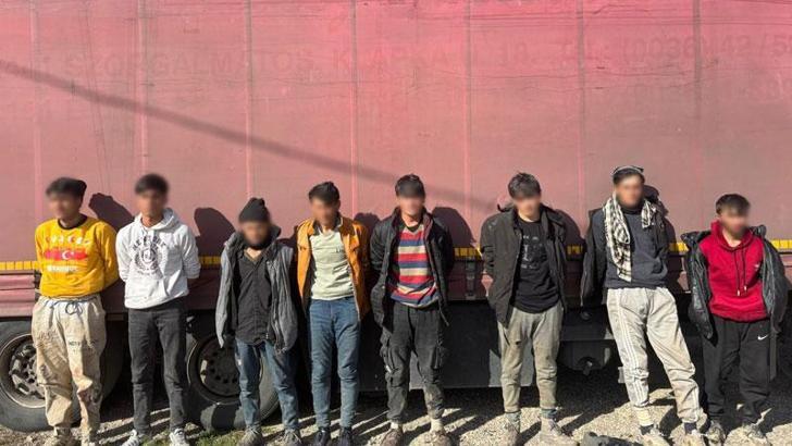 TIR'ın dorsesinde 8 kaçak göçmen yakalandı