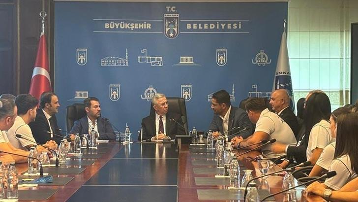 ASKİ Spor’un dünya şampiyonları, Mansur Yavaş’ı ziyaret etti