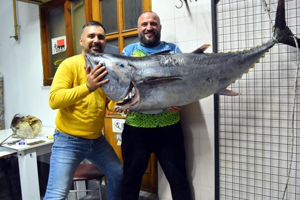 Oltayla 1 metre 73 santimlik orkinos yakaladı, o anları kaydetti