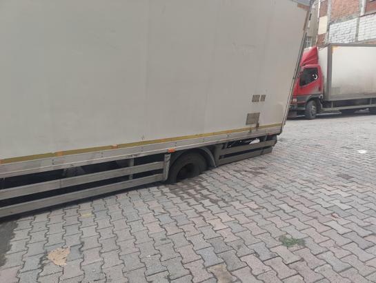 İstanbul- Güngören’de yol çöktü; kamyonunun tekeri çukura saplandı