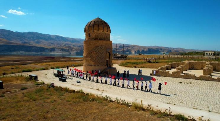 Lise öğrencilerinden tarihi ilçe Hasankeyf'te 102'nci yıl kareografisi