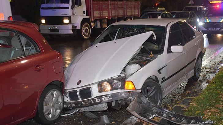 Sivas'ta 5 otomobilin karıştığı zincirleme kazada 1 yaralı