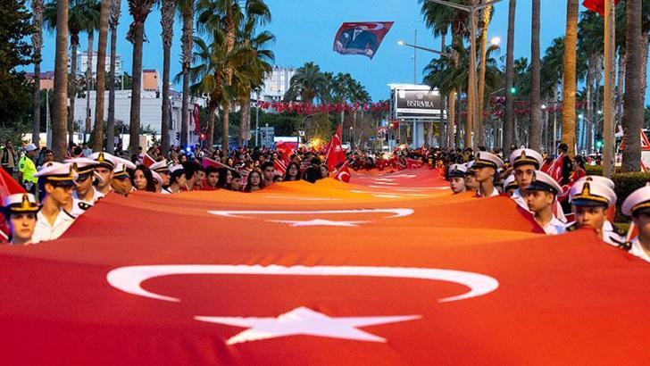 Mersin'de 102 metre uzunluğunda Türk bayrağıyla yürüyüş yapıldı