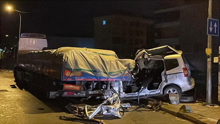 Sultanbeyli’de polisin 'dur' ihtarına uymayan sürücü, TIR'a çarptı: 1 ölü, 2 yaralı