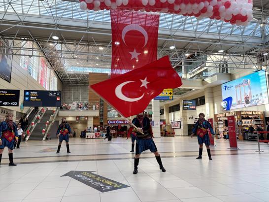 Antalya Havalimanı’nda Cumhuriyet coşkusu