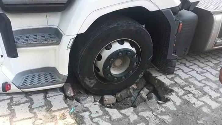 Esenyurt'ta TIR lastiği yola saplandı