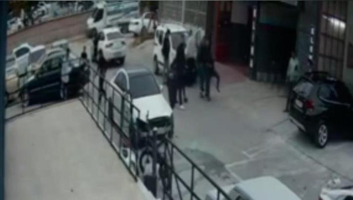 12 kişinin yaralandığı oto boyama atölyesine silahla saldırının görüntüleri ortaya çıktı; 3 gözaltı