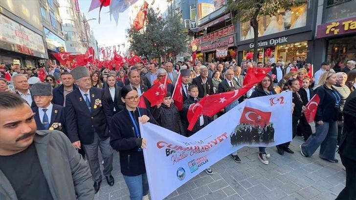 Avcılar'da 102'nci yıl dönümünde Cumhuriyet yürüyüşü