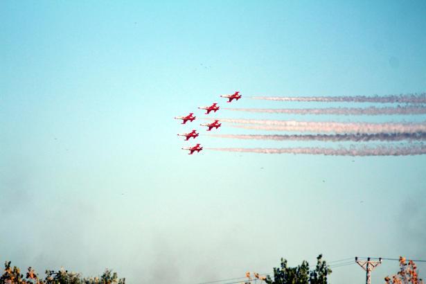 Kırklareli’de Türk Yıldızları’nın gösterisi nefes kesti