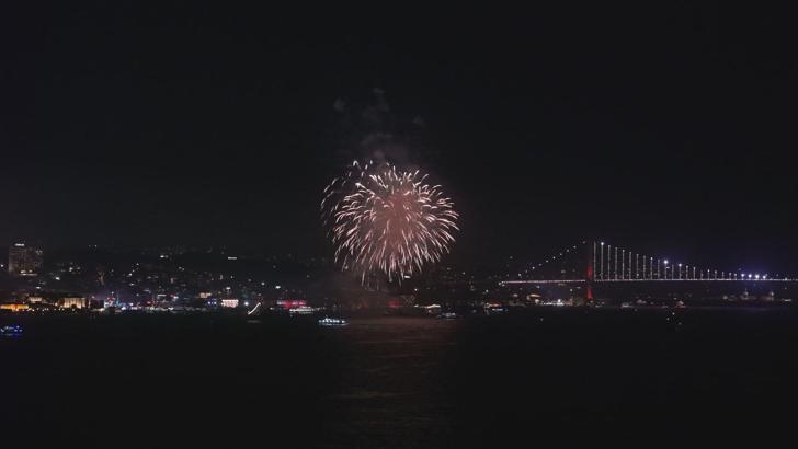 İstanbul - İstanbul Boğazı'nda Cumhuriyet Bayramı havai fişek gösterileri eşliğinde coşkuyla kutlandı