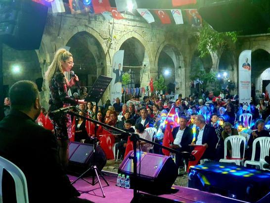 Tarihi Taşhan'da Atatürk'ün sevdiği türküler seslendirildi