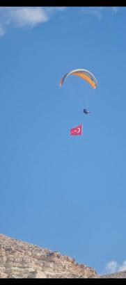 29 Ekim Cumhuriyet Bayramı nedeniyle Kapadokya'da paraşütle uçtular