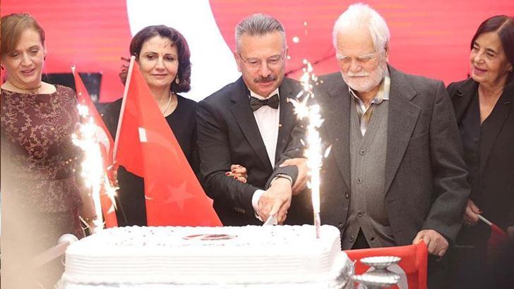 Eskişehir’de Cumhuriyet Pastasını 102 yaşındaki Ali Sezer kesti
