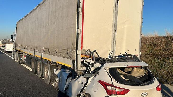 Silivri'de otomobil TIR'ın altına girdi: 1 ölü