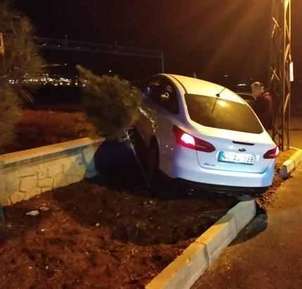 Batman’da kontrolden çıkan otomobil istinat duvarına çarptı