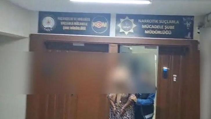 Anne ve oğlu tutuklandı; ellerindeki uyuşturucuyu kot pantolonlarla takas etmişler