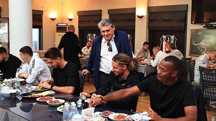 Beşiktaş Başkanı Serdal Adalı, Fenerbahçe derbisi öncesi futbolcularla buluştu