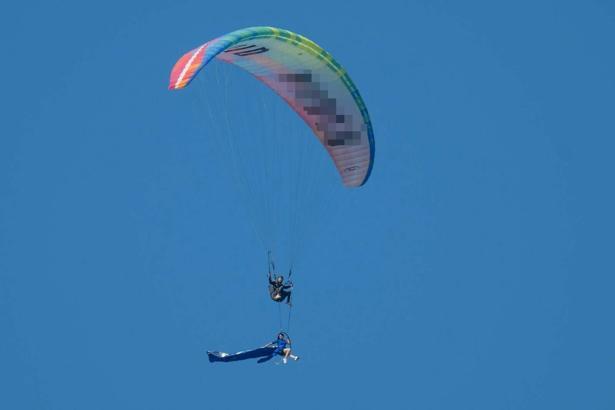 İranlı paraşüt pilotu ve jimnastikçiden Babadağ semalarında akrobatik gösteri