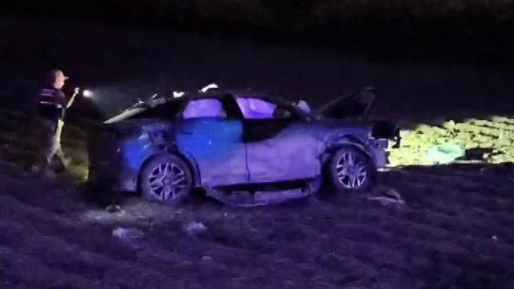 Lastiği patlayan otomobil, takla atarak tarlaya girdi: 1 ölü, 2 yaralı