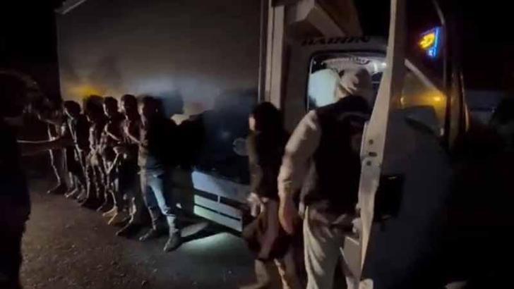 Durdurulan 2 araçtan 38 kaçak göçmen çıktı; 2 tutuklama