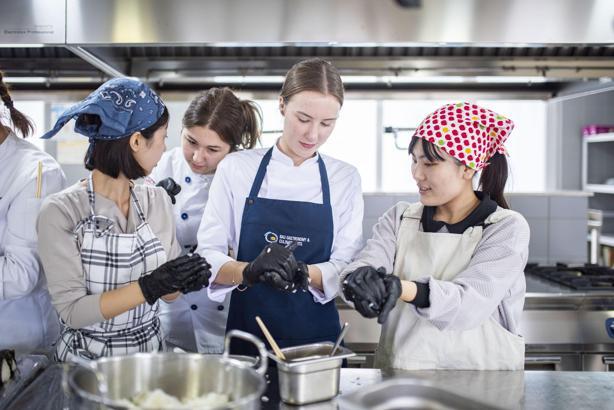 Japon öğrencilere Türk mutfağı dersi