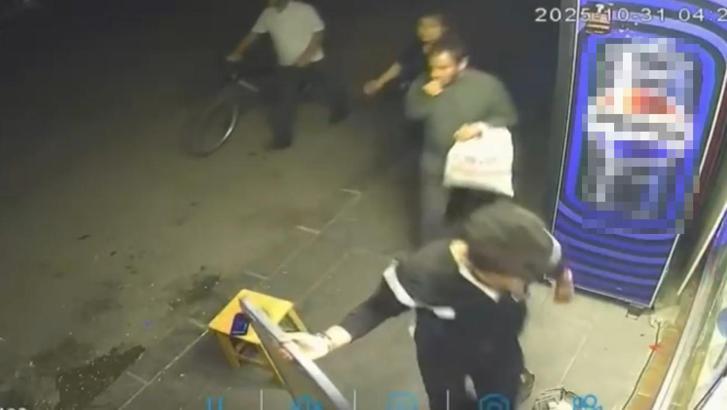 Kaldırımda çekirdek çitleyerek yürürken taburedeki cep telefonunu çaldı / Video eklendi