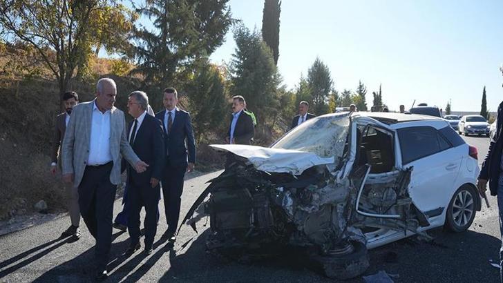 Adıyaman'da iki otomobil çarpıştı; 1'i polis 2 yaralı