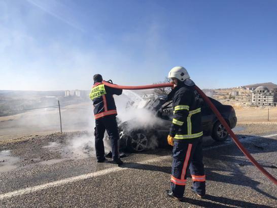 Yolda alev alan otomobil kullanılamaz hale geldi