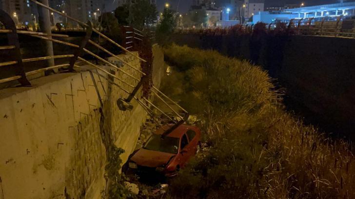 Otomobil kanala düştü, sürücü yara almadı