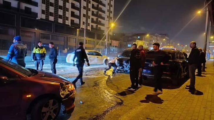 Bursa'da 3 aracın karıştığı zincirleme trafik kazası: 2 yaralı