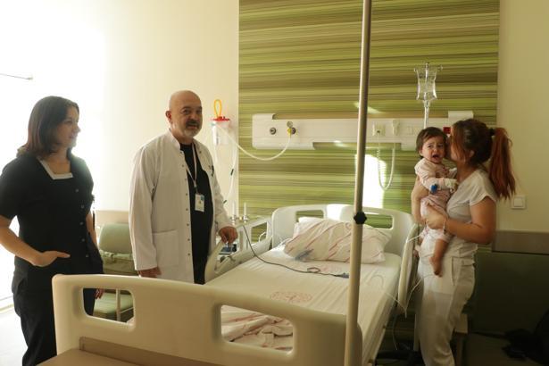 15 aylık bebeğin yemek borusuna kaçan pil ve lego parçası, 3 saatlik operasyonla çıkarıldı