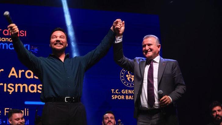 Bakan Bak, Gençler Arası Ses Yarışması Türkiye Finali'ni izledi, sanatçılarla şarkı söyledi