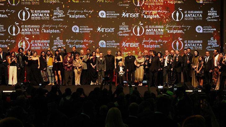 Altın Portakal'a 7 ödülle 'Tavşan İmparatorluğu' damga vurdu