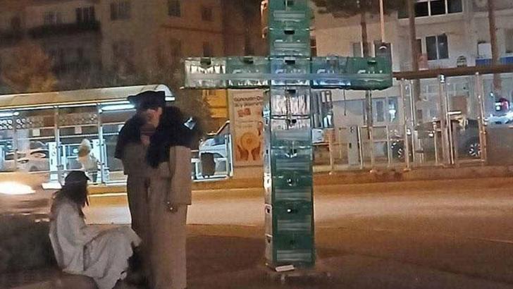 Eskişehir'de bira kasalarıyla haç işareti yapan 3 kişi gözaltında