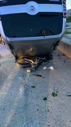 Otomobil, kaldırımda bisiklet süren Emir'in üzerine devrildi