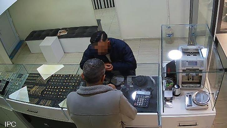 Kuyumculara sahte altın sattıkları öne sürülen anne ve 2 çocuğu yakalandı