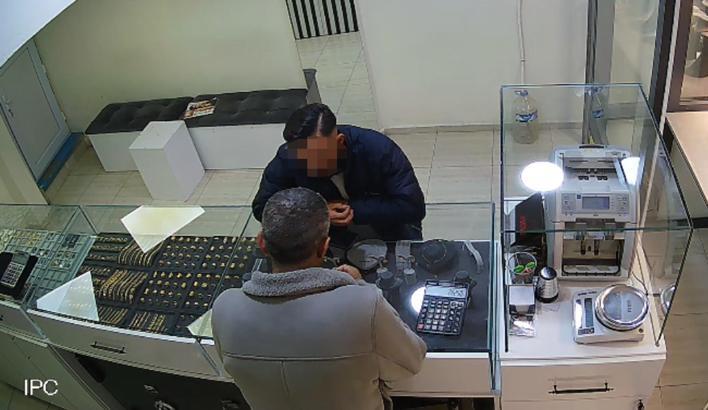 Kuyumculara sahte altın sattıkları öne sürülen anne ve 2 çocuğu yakalandı